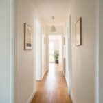 découvrez des astuces de peinture pour agrandir visuellement un couloir étroit et créer une impression d'espace plus large et lumineux.