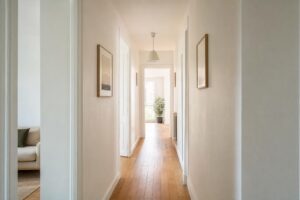 découvrez des astuces de peinture pour agrandir visuellement un couloir étroit et créer une impression d'espace plus large et lumineux.