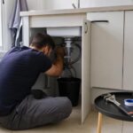 découvrez des astuces simples et efficaces pour réparer facilement une fuite d'eau chez vous, sans stress ni travaux compliqués.