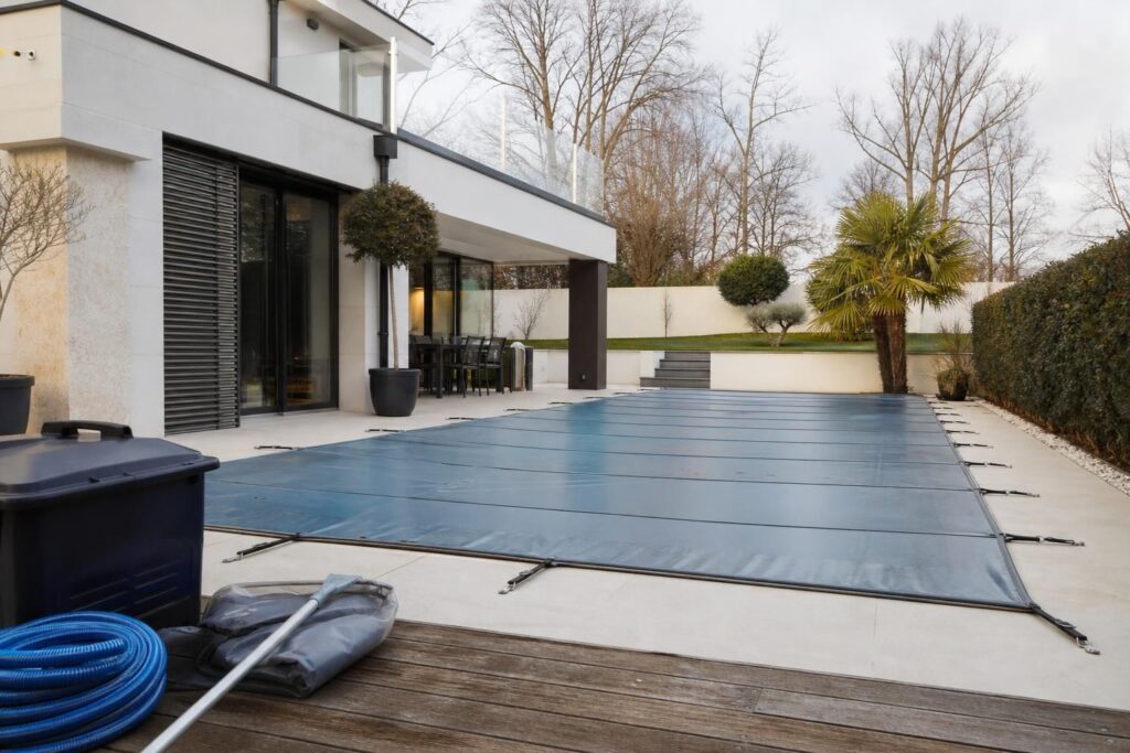 découvrez notre guide complet pour l'hivernage de votre piscine en 2026 et apprenez comment protéger efficacement votre installation durant l'hiver.