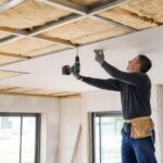 découvrez notre guide complet pour bien choisir et poser vos matériaux d'isolation de plafond, afin d'améliorer le confort thermique et acoustique de votre intérieur.