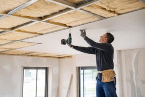 découvrez notre guide complet pour bien choisir et poser vos matériaux d'isolation de plafond, afin d'améliorer le confort thermique et acoustique de votre intérieur.