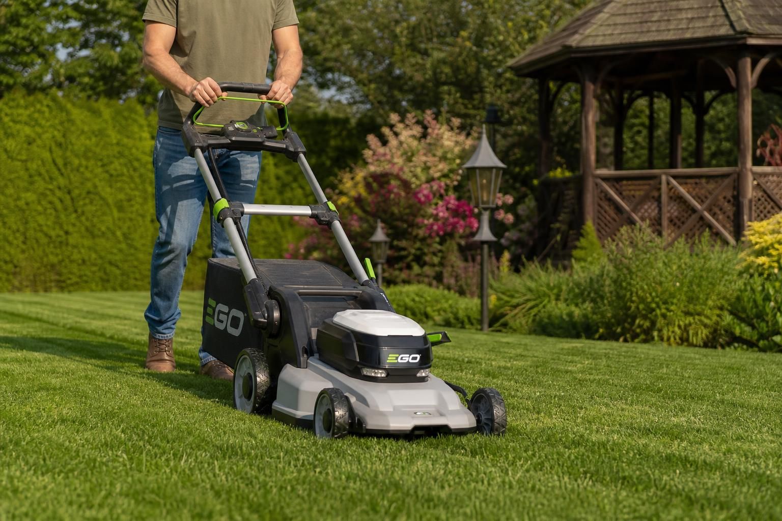 découvrez notre guide complet 2026 des meilleurs modèles de tondeuses électriques pour choisir l'appareil idéal adapté à vos besoins et entretenir facilement votre jardin.