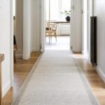 découvrez nos conseils pour choisir le tapis de couloir idéal et apprendre à l'entretenir efficacement, même en cas de passage fréquent.