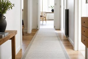découvrez nos conseils pour choisir le tapis de couloir idéal et apprendre à l'entretenir efficacement, même en cas de passage fréquent.