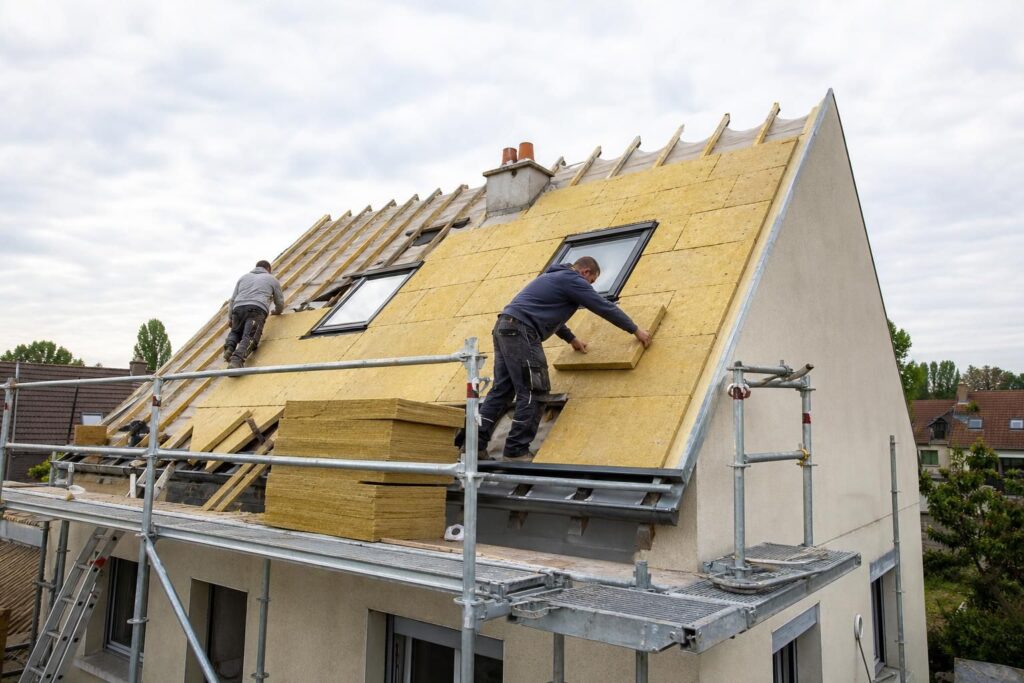 découvrez les meilleures méthodes pour isoler le toit par l'extérieur et profitez d'avantages tels que l'amélioration thermique, la protection durable et les économies d'énergie.