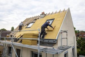 découvrez les meilleures méthodes pour isoler le toit par l'extérieur et profitez d'avantages tels que l'amélioration thermique, la protection durable et les économies d'énergie.