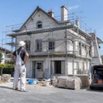 découvrez tout ce qu'il faut savoir sur la caution bancaire chantier : définition, fonctionnement, avantages et conseils pour sécuriser vos projets de construction.